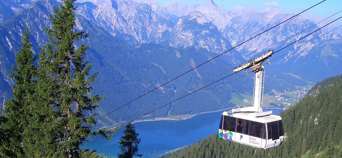 Bergbahn mit Achenseeblick in den Tiroler Alpen