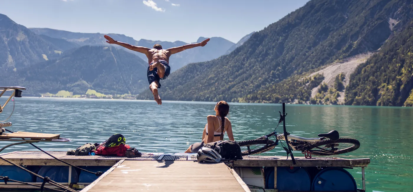 Sommer-Bild: Mann springt vom Steg in den Achensee
