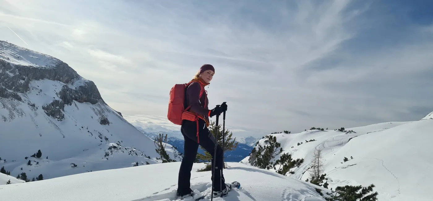Frau beim Schneeschuhwandern Berg Sonne Winter Rofan