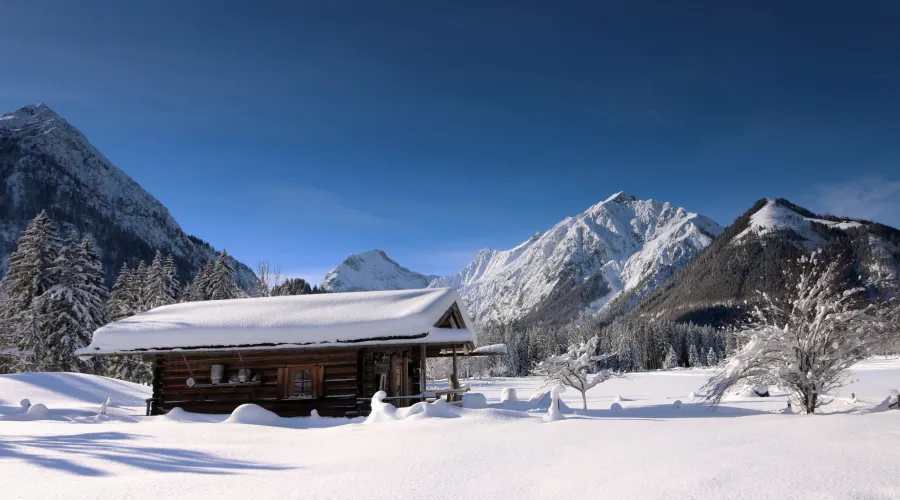 Hütte verschneite Winterlandschaft