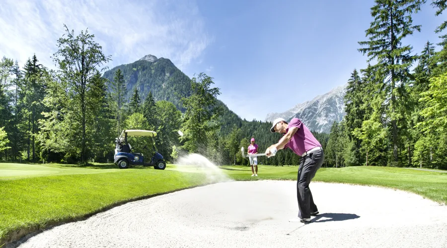 Mann spielt Golf, Golfclub Achensee