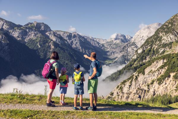 Familie Wandern Berge Tiroler Alpen